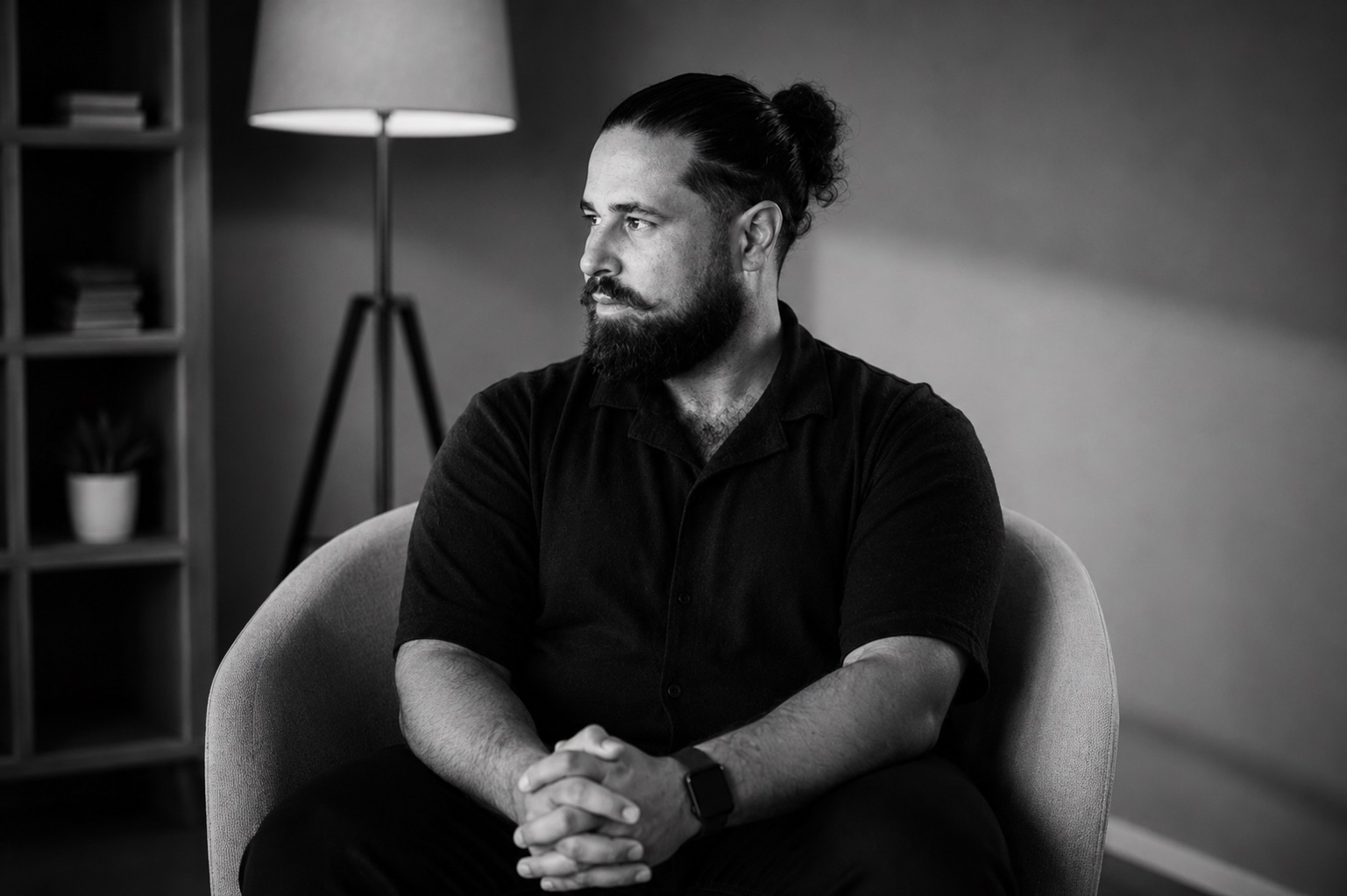 Mehmet Gündoğan Soravia, nachdenklich in seiner Praxis — Schwarzweiss-Aufnahme